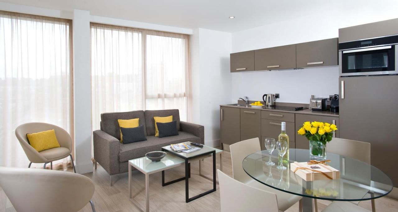 Apartamento de 2 quartos com vista para a cidade.