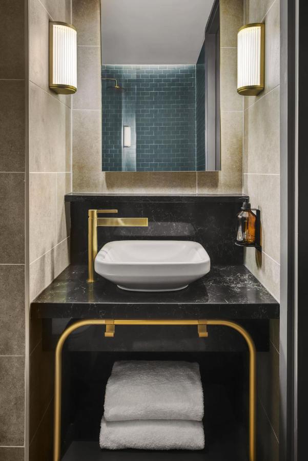 Habitación cómoda con balcón